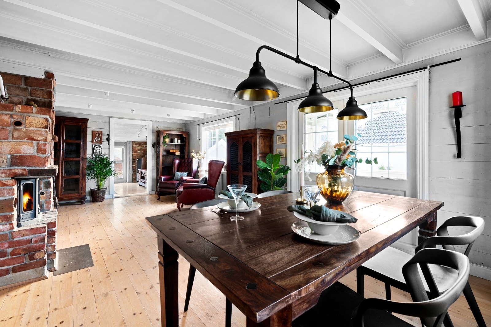 Stuen oppleves som romslig, lys og innbydende, og de gode gulvflatene byr på fin plass til både lenestoler, bokhyller og en stor spisestue. Galleribilde