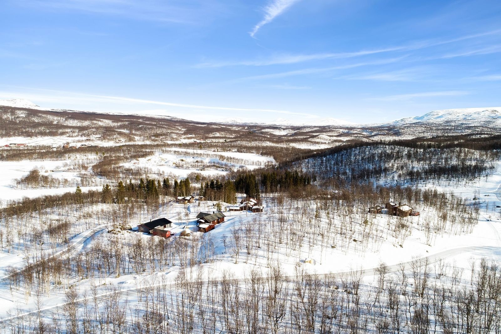 Hyttene skal fortrinnsvis oppføres i en etasje, men bygningsform med ("Oppstuggu") kan tillates etter en nærmere vurdering i den enkelte byggesak. Galleribilde