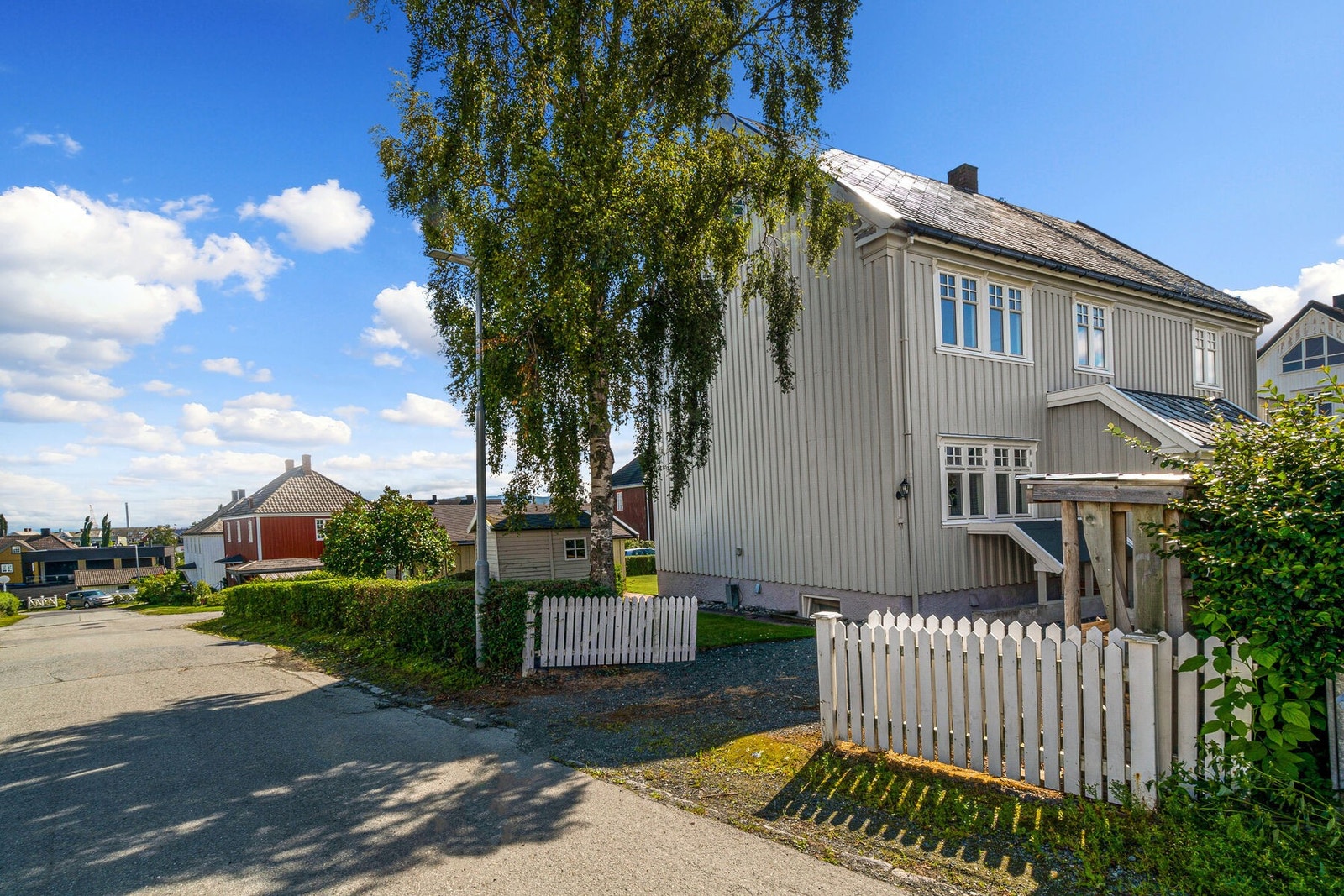 Boligen ligger i et rolig og veletablert nabolag. Herfra er det gangavstand til "alt" man trenger i hverdagen; barnehager, skoler, dagligvarebutikker og Trondheim sentrum. Galleribilde