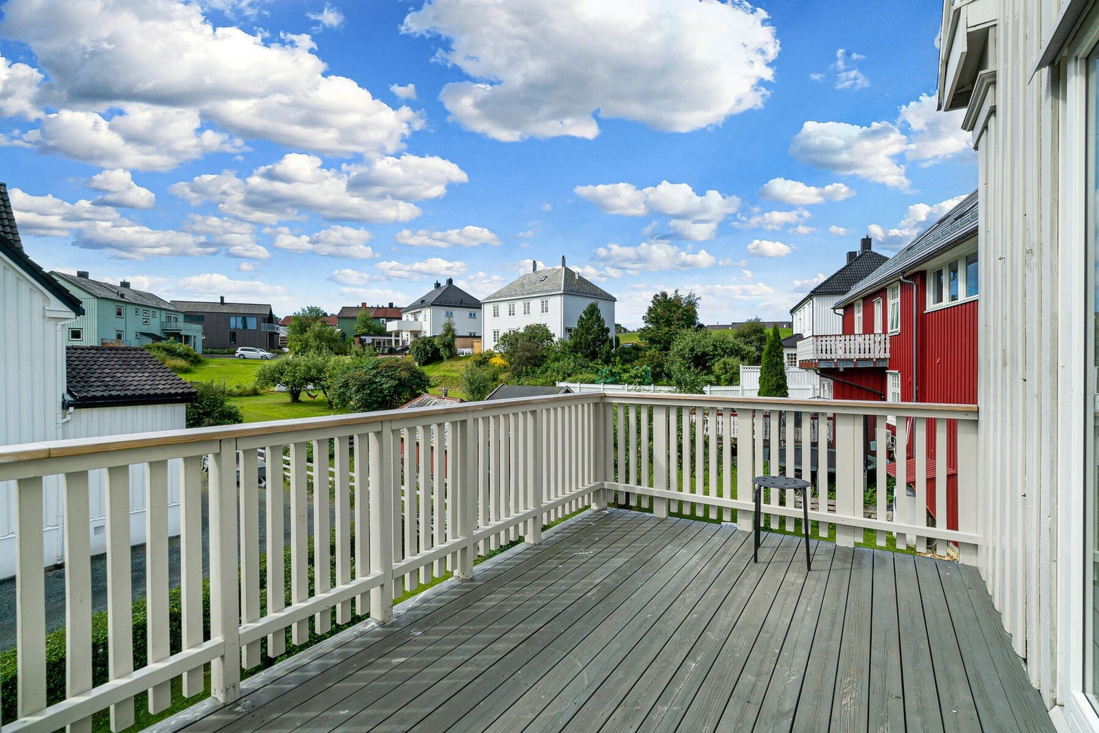 EiendomsMegler1 v/ Maria Myhrvold Hansen - flott veranda med sol fra ca. kl 09:30 - 19:30 på sommerstid. Verandaen vender ut mot kortsiden av bygget og ut mot et trivelig og veletablert nabolag. Galleribilde