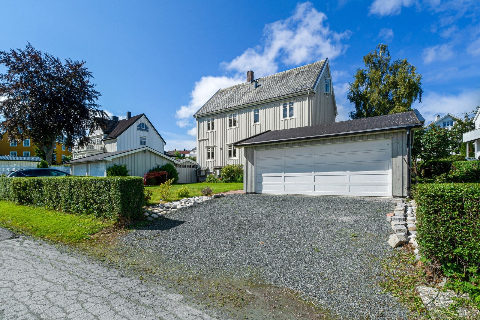 Boligen har tilhørende dobbelgarasje, samt oppstillingsplasser i front av denne. Eierne av boligen i 1.etasje har sin egen garasje på motsatt side. Galleribilde