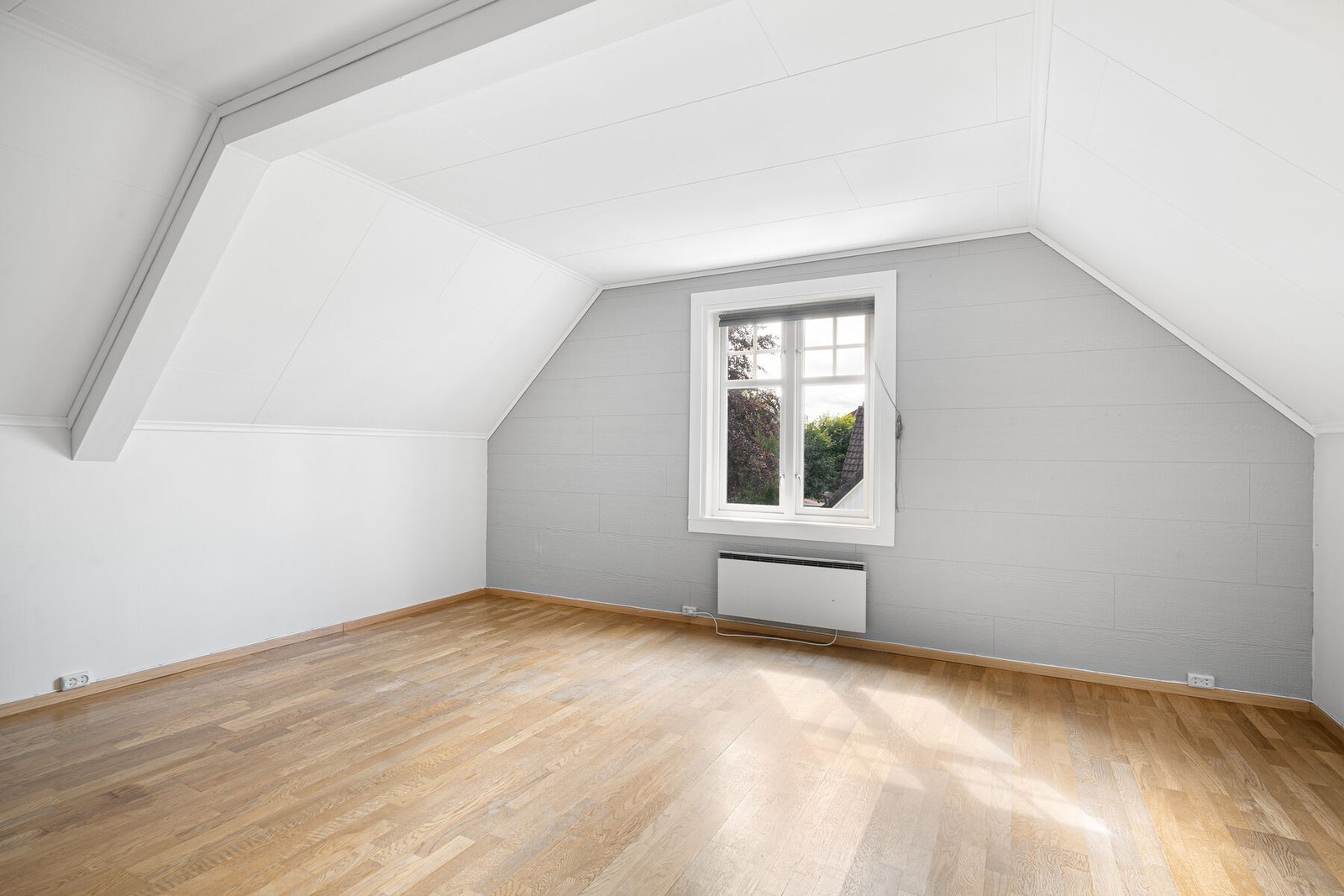 Innredet rom i loftsetasjen. Dette er pt. ikke byggemeldt/ byggegodkjent. Til info opplyses det om at boligen har fått rammetillatelse for bl.a. innredning av loft. Mer informasjon ligger tilgjengelig i salgsoppgaven. Galleribilde
