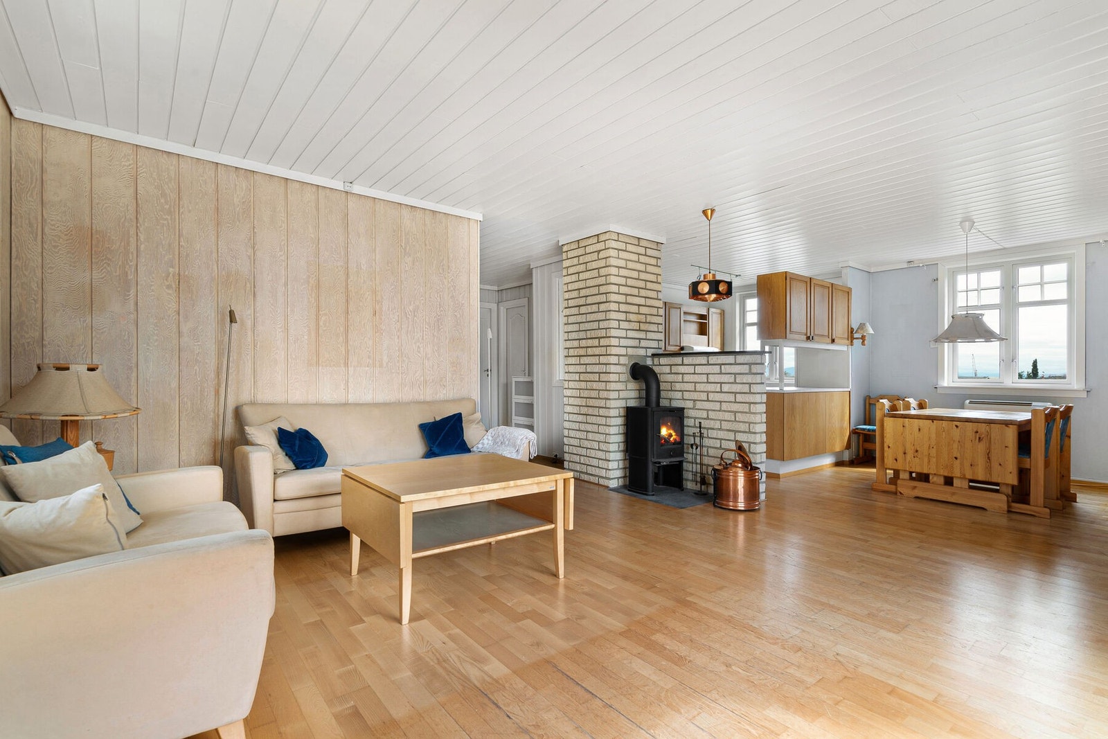 Velkommen inn! Boligen har en god romfølelse med mye naturlig lysinnslipp og god takhøyde. Stua og kjøkkenet har et areal på i overkant av 36 kvm, og det er montert vedovn i stua. Galleribilde