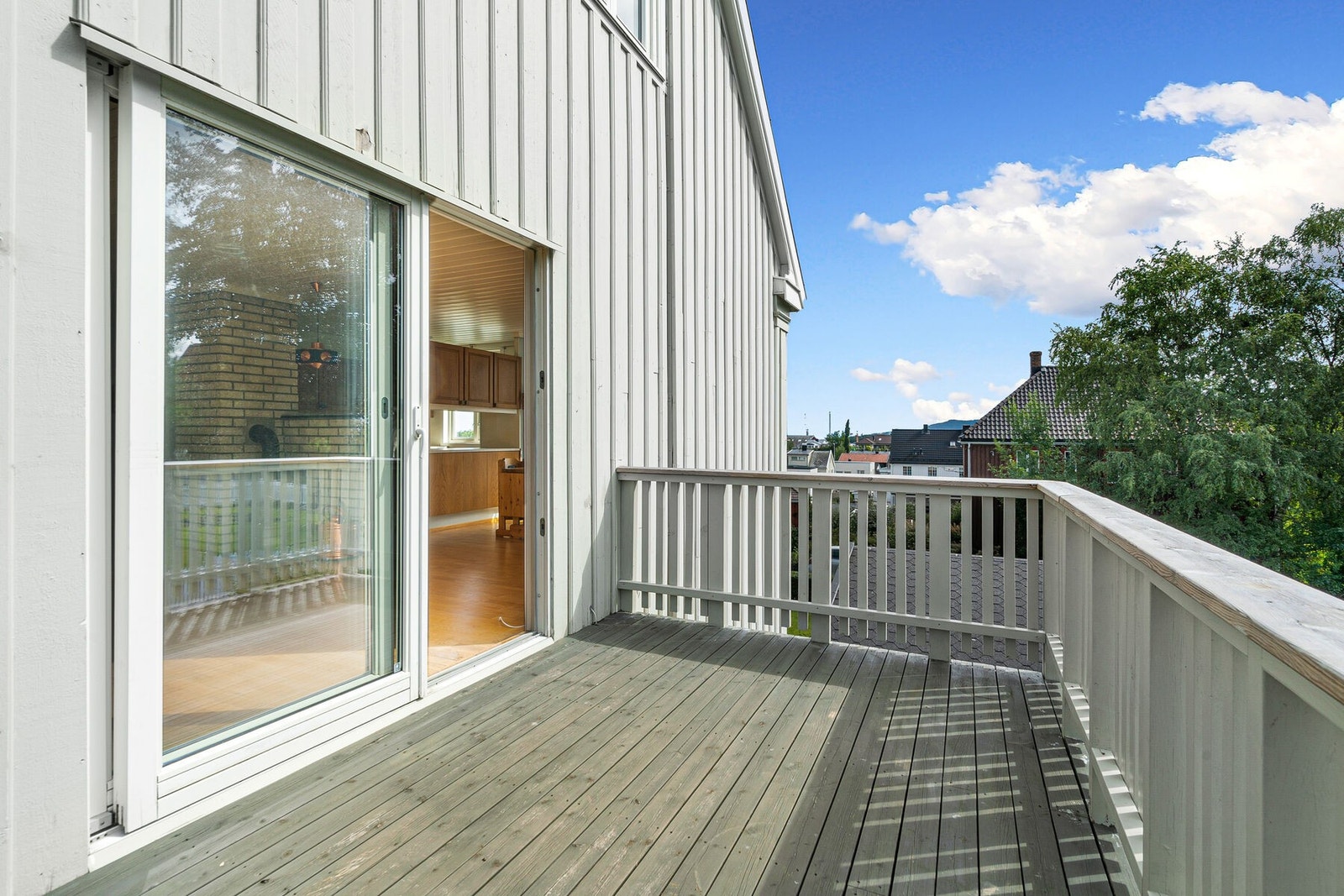 Her kan man nyte godværsdagene på sommerstid. Utgang til veranda fra boligens stue. Galleribilde