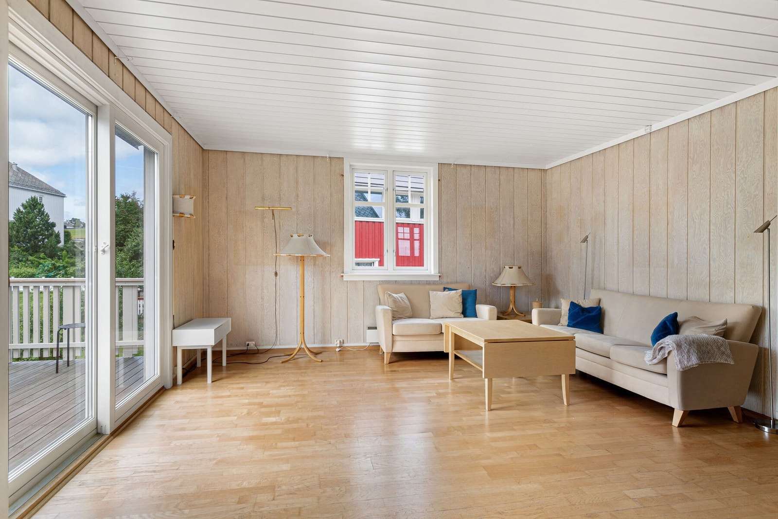 Fin planløsning i stua med flere møbleringsmuligheter. Galleribilde