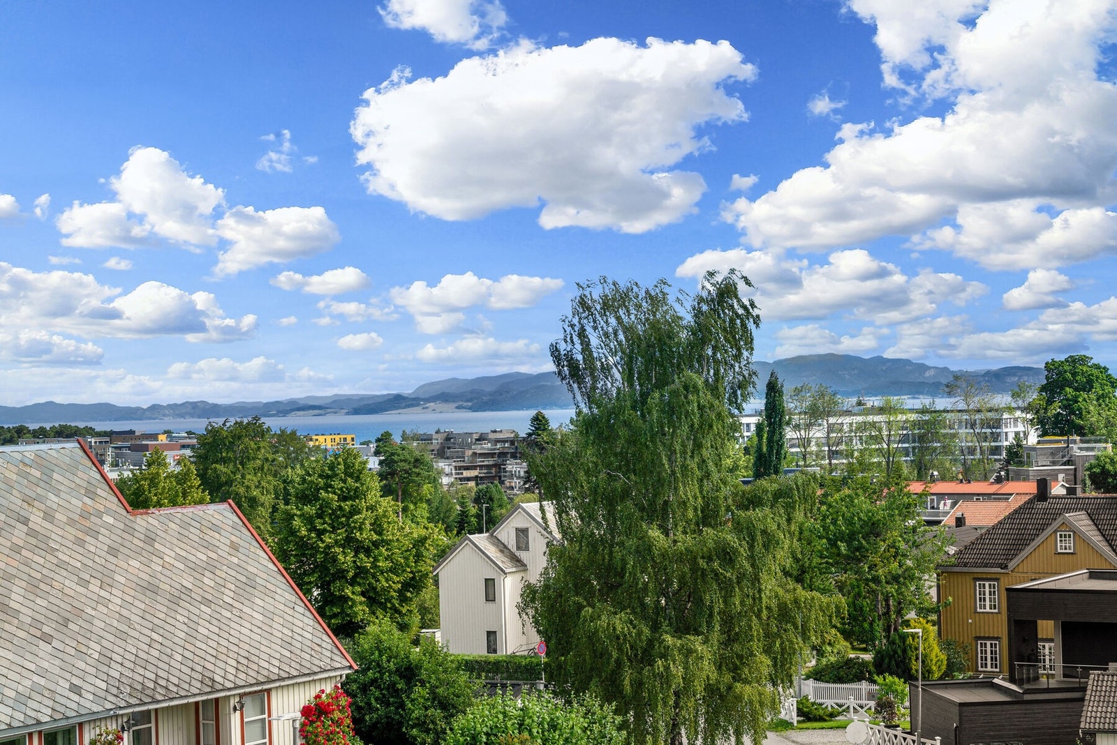 Fra enkelte av boligens rom har man dessuten en flott utsikt mot Trondheimsfjorden. Galleribilde