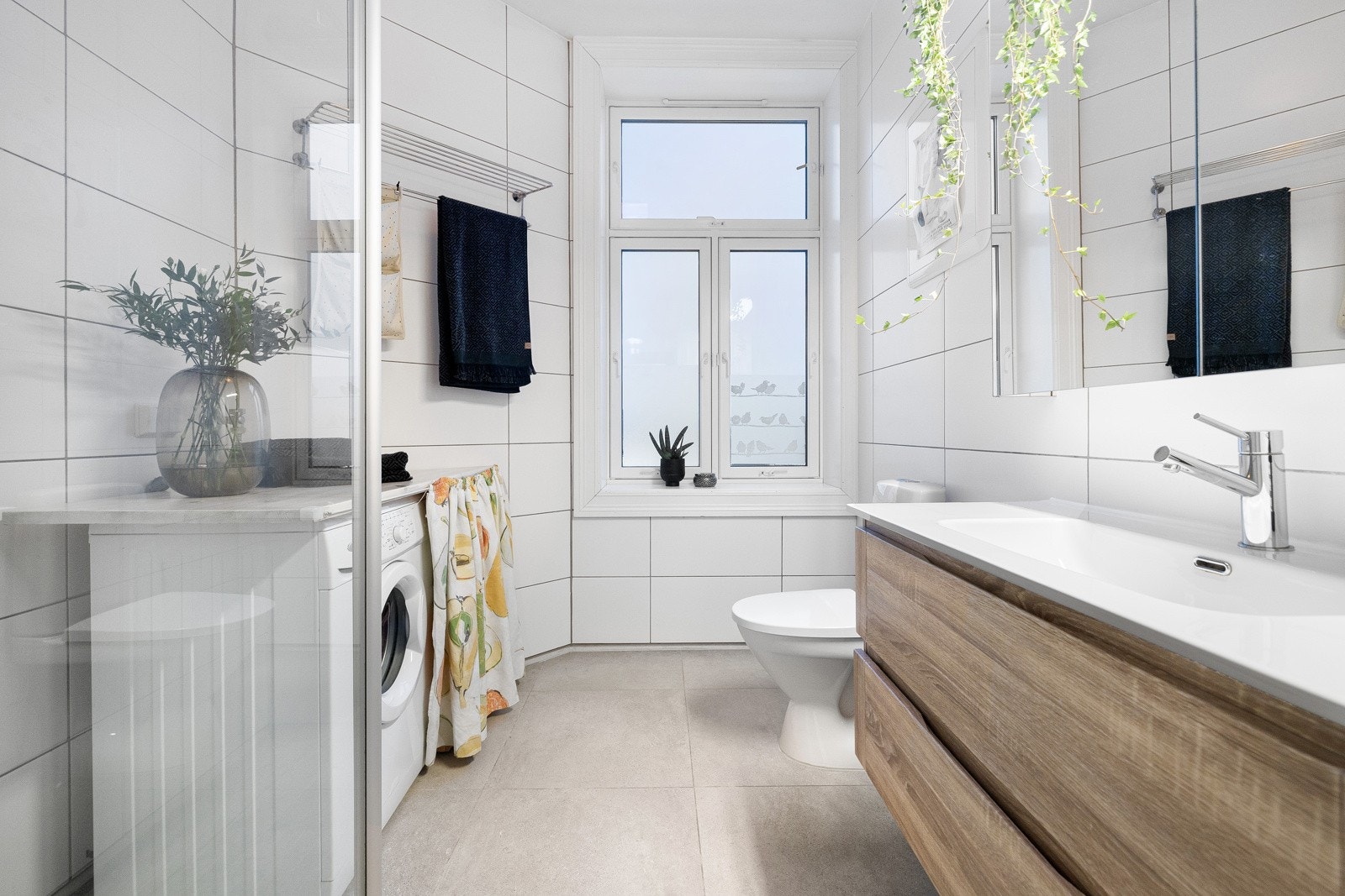 Badet ligger praktisk til ved entreen. Badet er lyst og fint med varmekabler i gulv, pusset opp i 2019. Galleribilde