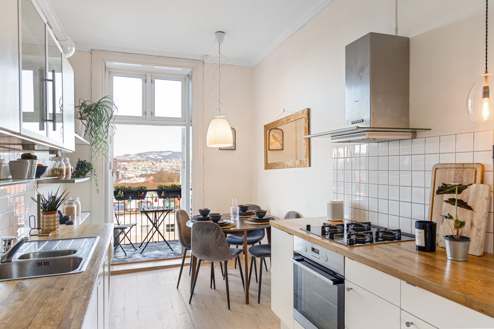 Kjøkkeninnredning med slette lakkerte fronter og heltre benkeplate. Galleribilde
