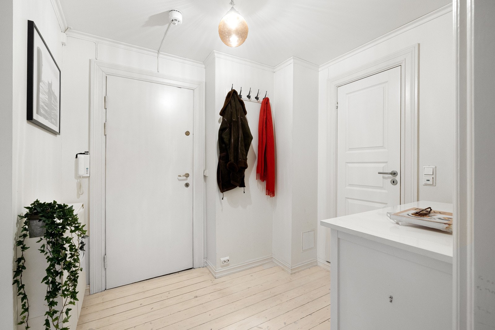 Første møte med boligen er en lys og hyggelig entré med god plass til oppheng av yttertøy og sko. Galleribilde
