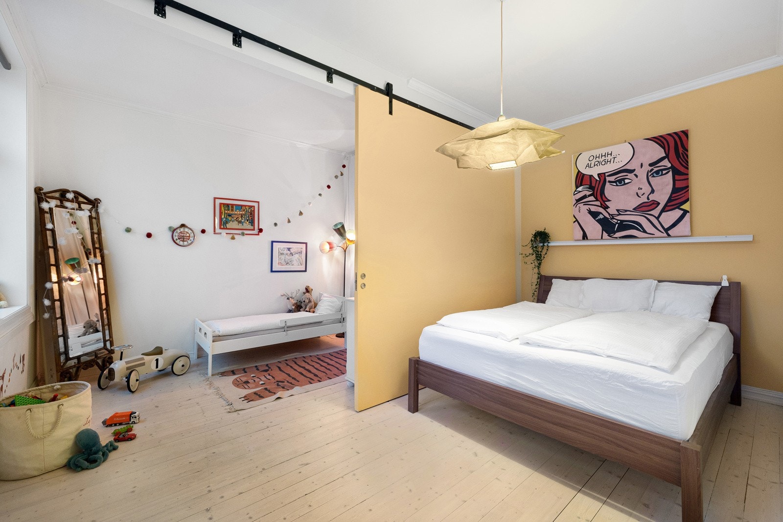 Her det meget god plass til både skap og kommodeløsning om ønskelig. Rommene skilles med en skyvedør. Galleribilde