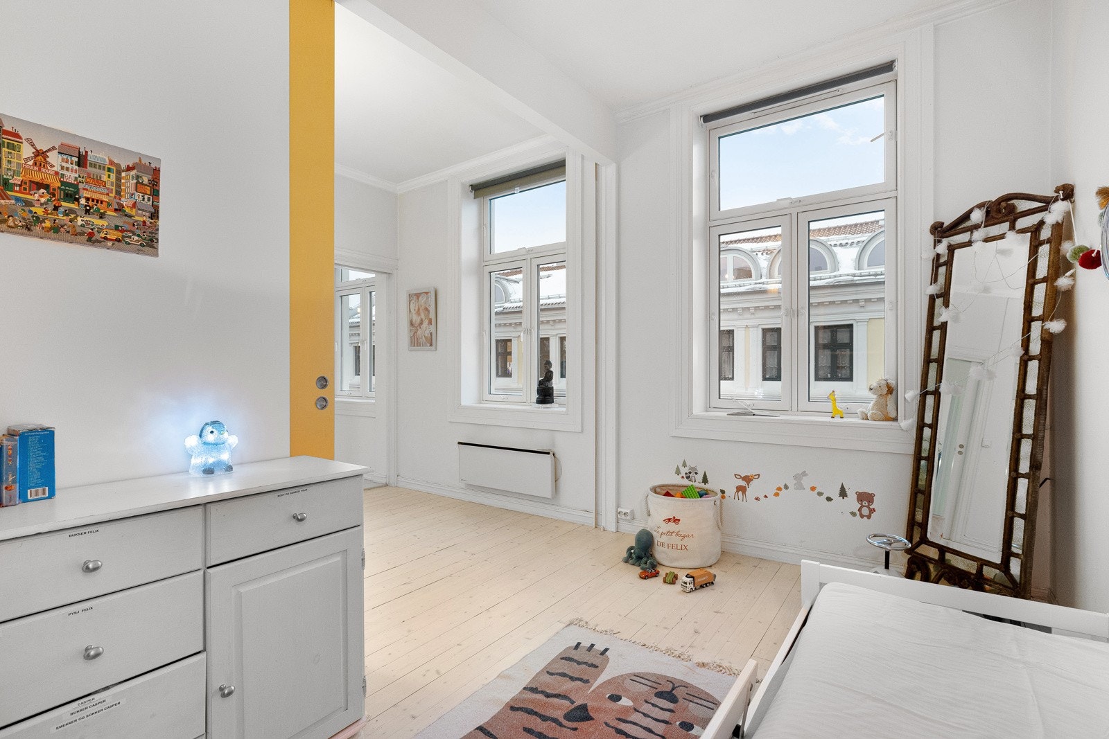 Rommene har store vinduer og karmer, som skaper en herlig atmosfære. Galleribilde