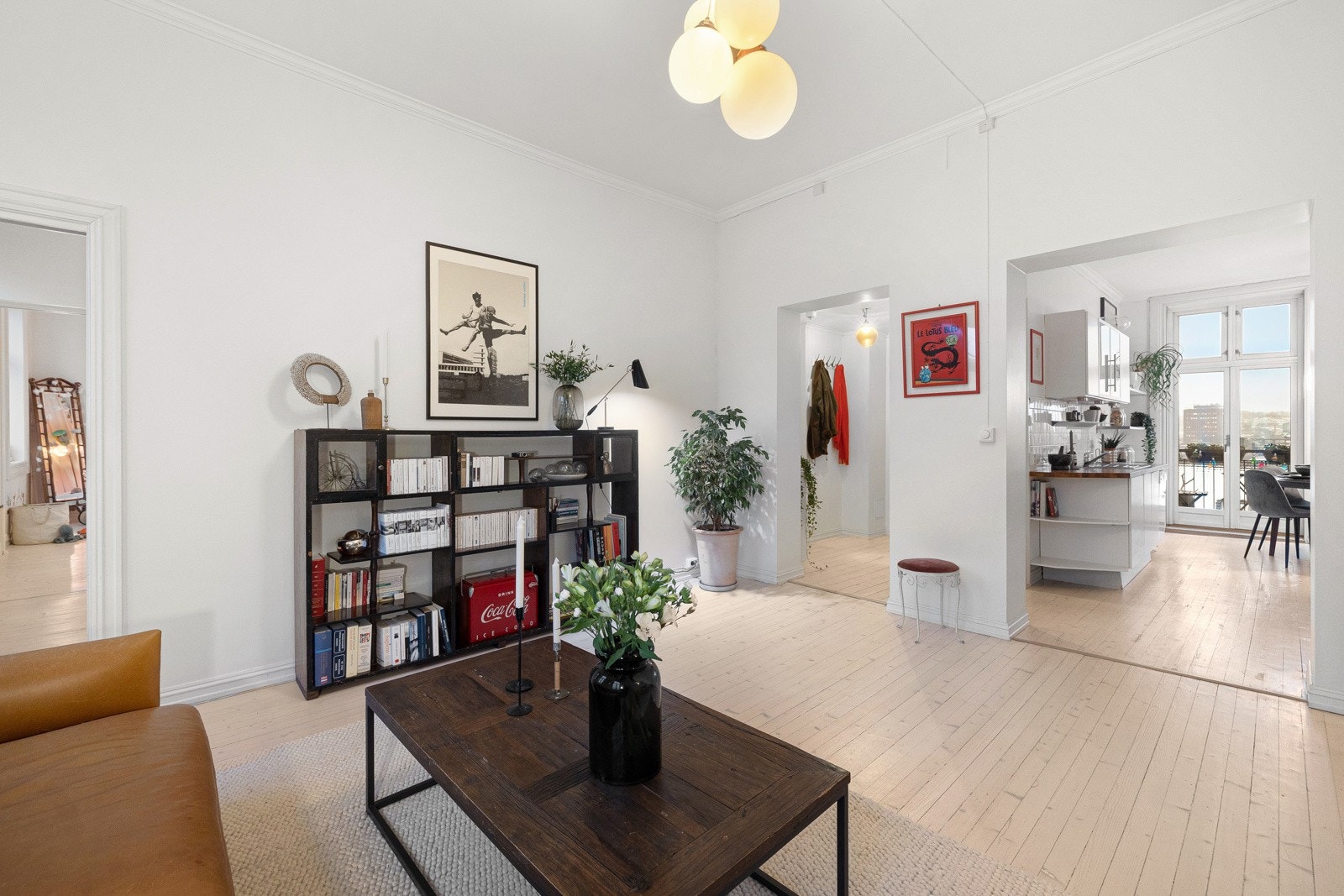 Stuen er meget romslig med god plass til en ordentlig sofa- og TV-krok. Galleribilde