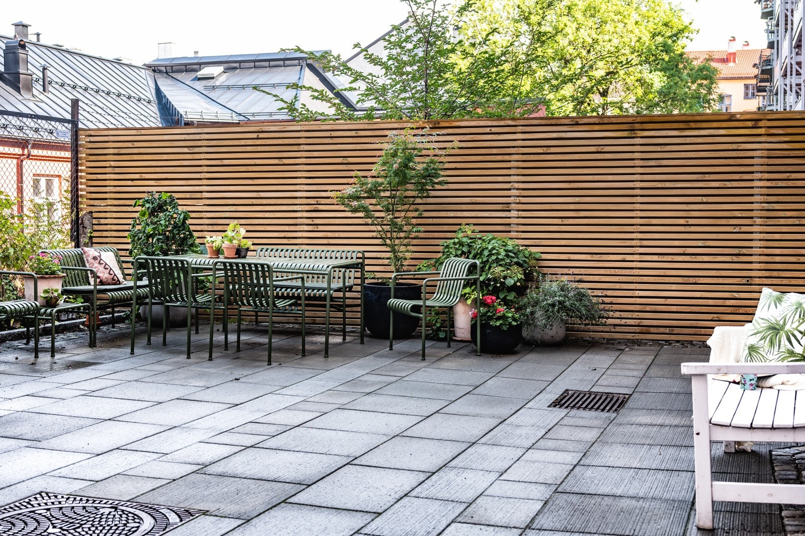 Beboerne i sameiet har tilgang til en pent opparbeidet og rolig bakgård med bord, sitteplasser og sykkelparkering. Galleribilde