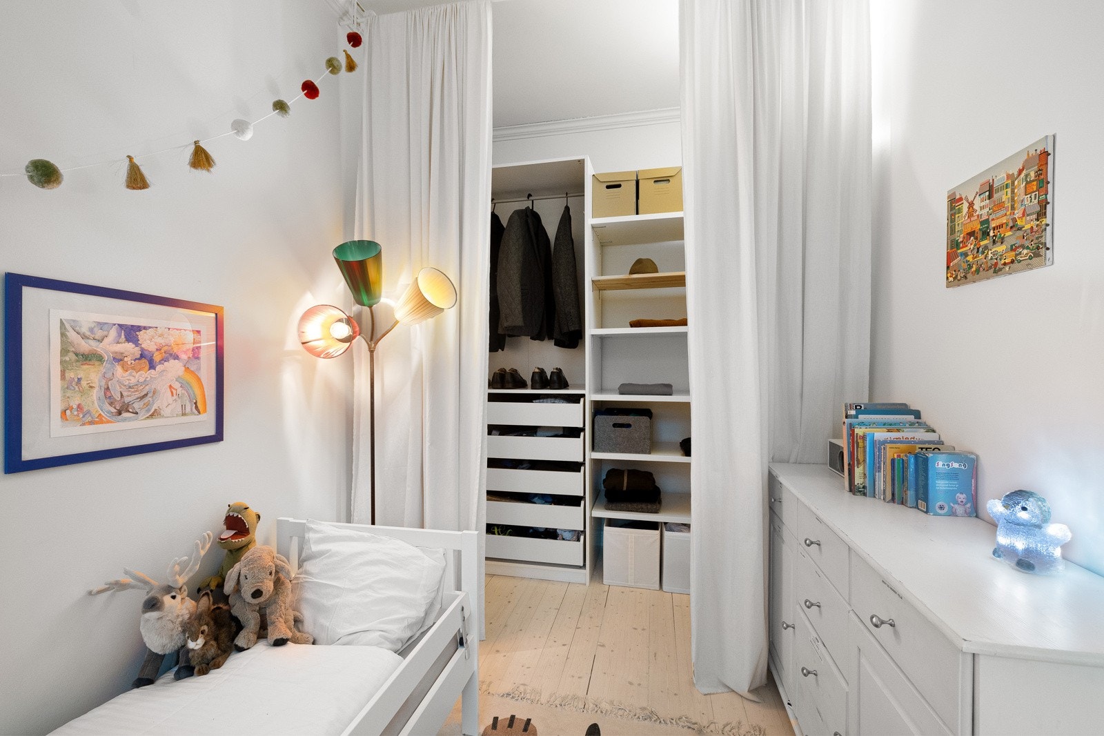 Soverom 3 er i dag innredet som garderobe og barnerom. Galleribilde
