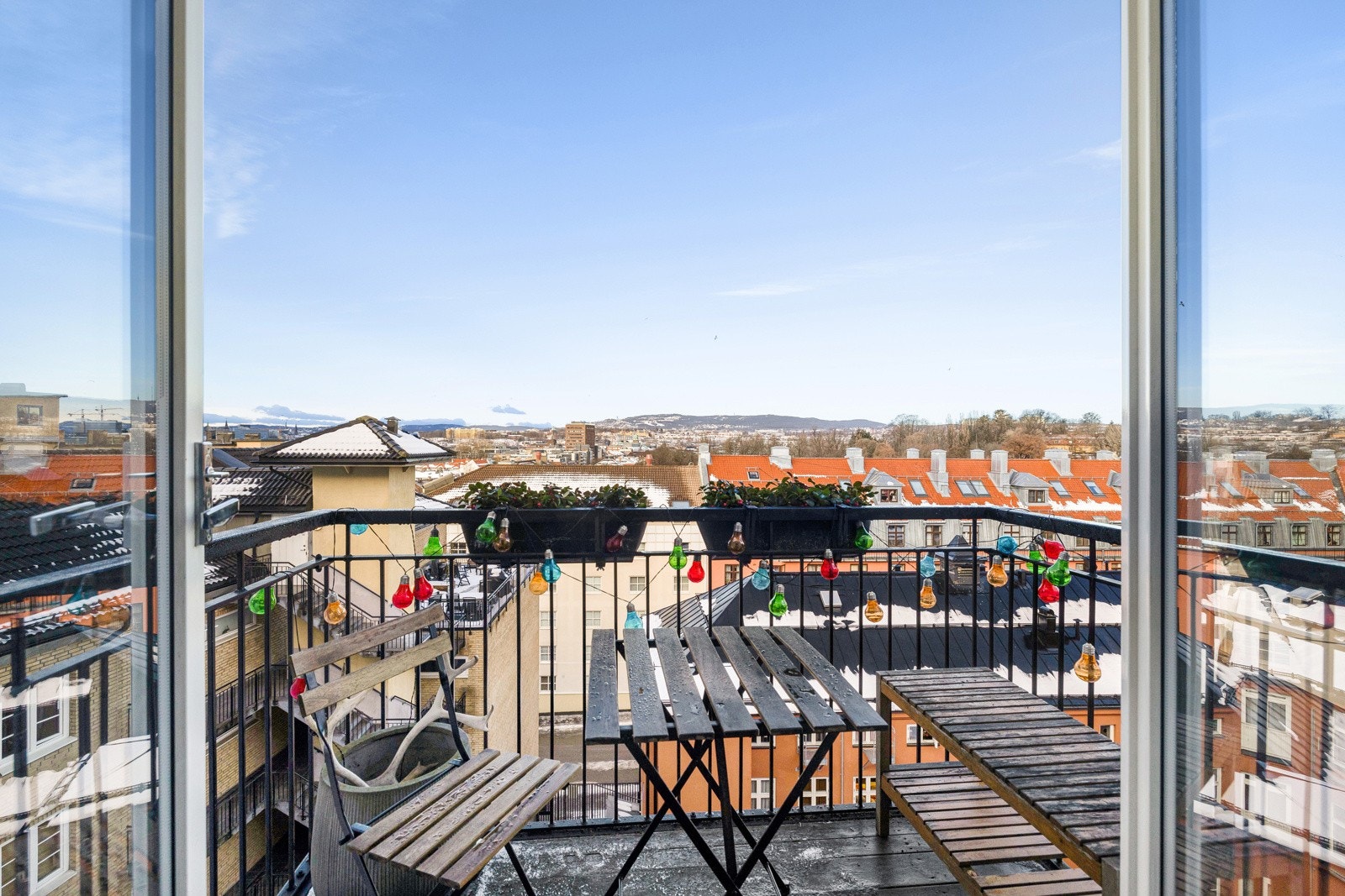 Balkongen føles ut som et ekstra rom i sommerhalvåret, her kan man trekke seg ut for å nyte både dags- og kveldssolen. Galleribilde
