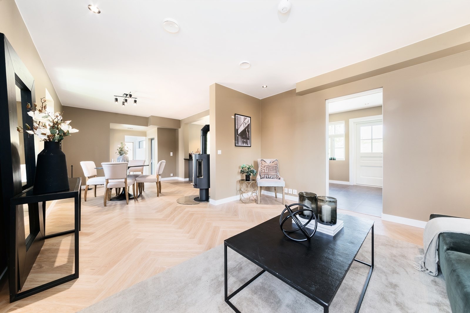 Det er god plass til sofa, spisegruppe og tilhørende møblement Galleribilde