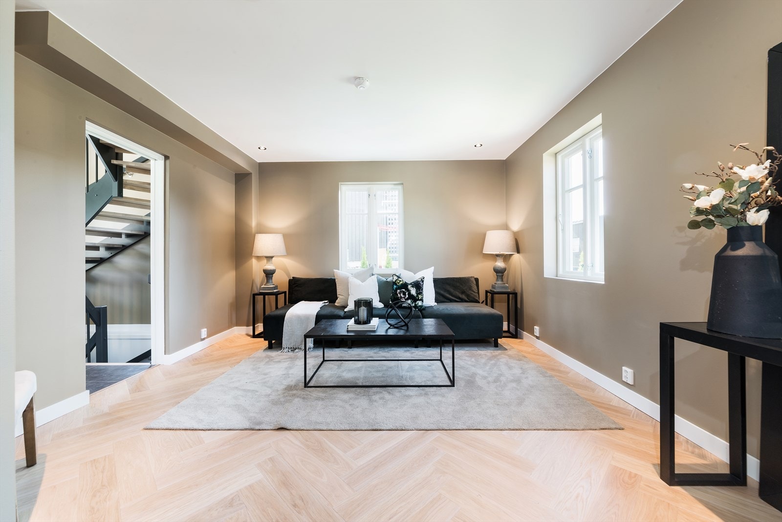 Stuen oppleves som delikat og innbydende med fine detaljer og lekkert interiør Galleribilde