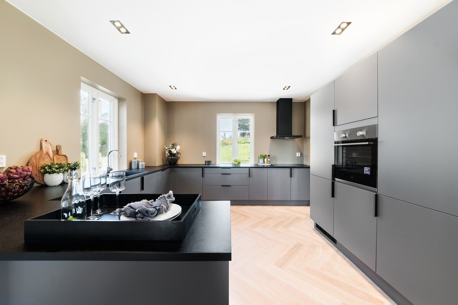 Splitter nytt kjøkken fra 2021 med utrolig god skap- og benkeplass Galleribilde