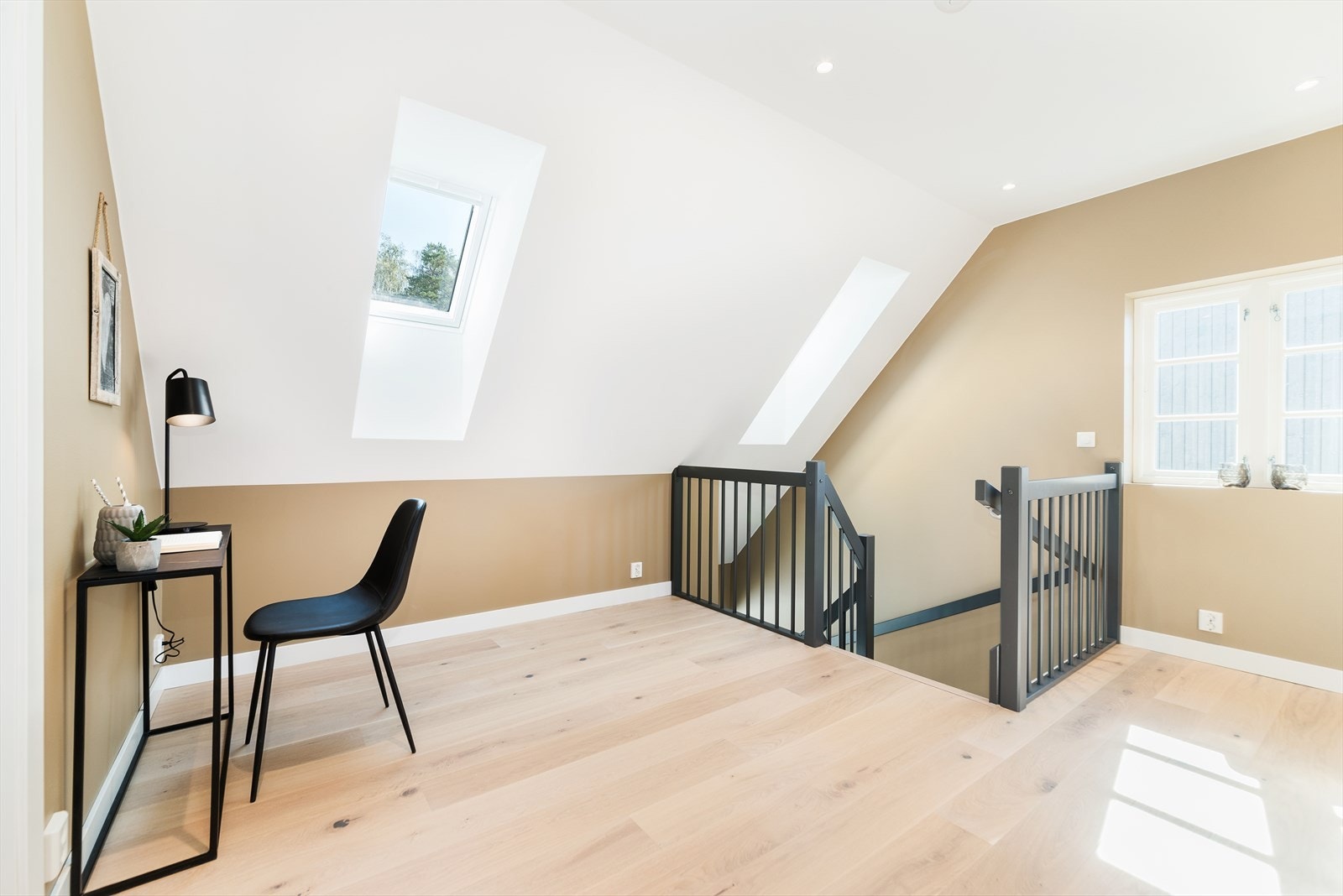 Videre går trappen opp til loftstuen med god plass for kontorpult og oppbevaringsmuligheter Galleribilde