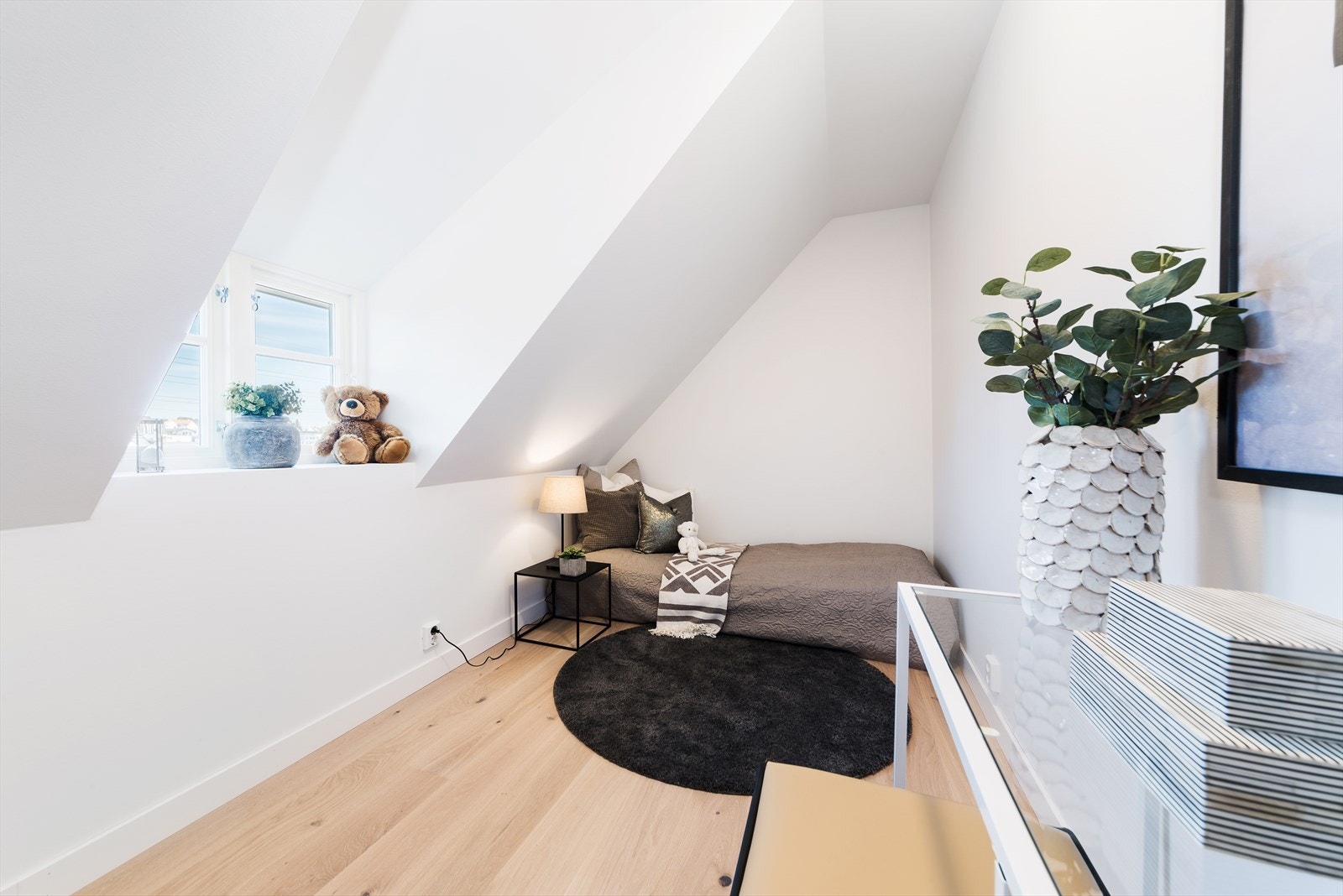 Soverom 1 egner seg godt som barnerom, gjesterom eller som hjemmekontor Galleribilde