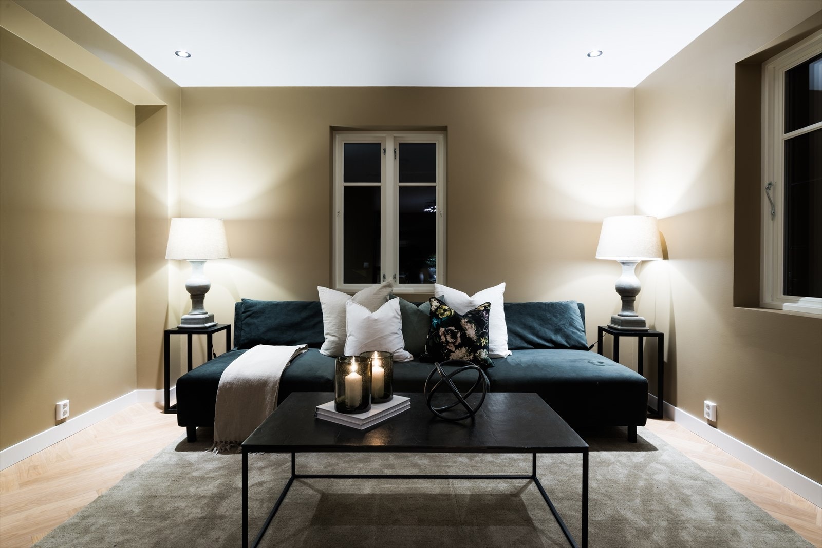 Stilren fargetone på vegger gjennom hele rommet og lyst malt himling med downligths Galleribilde