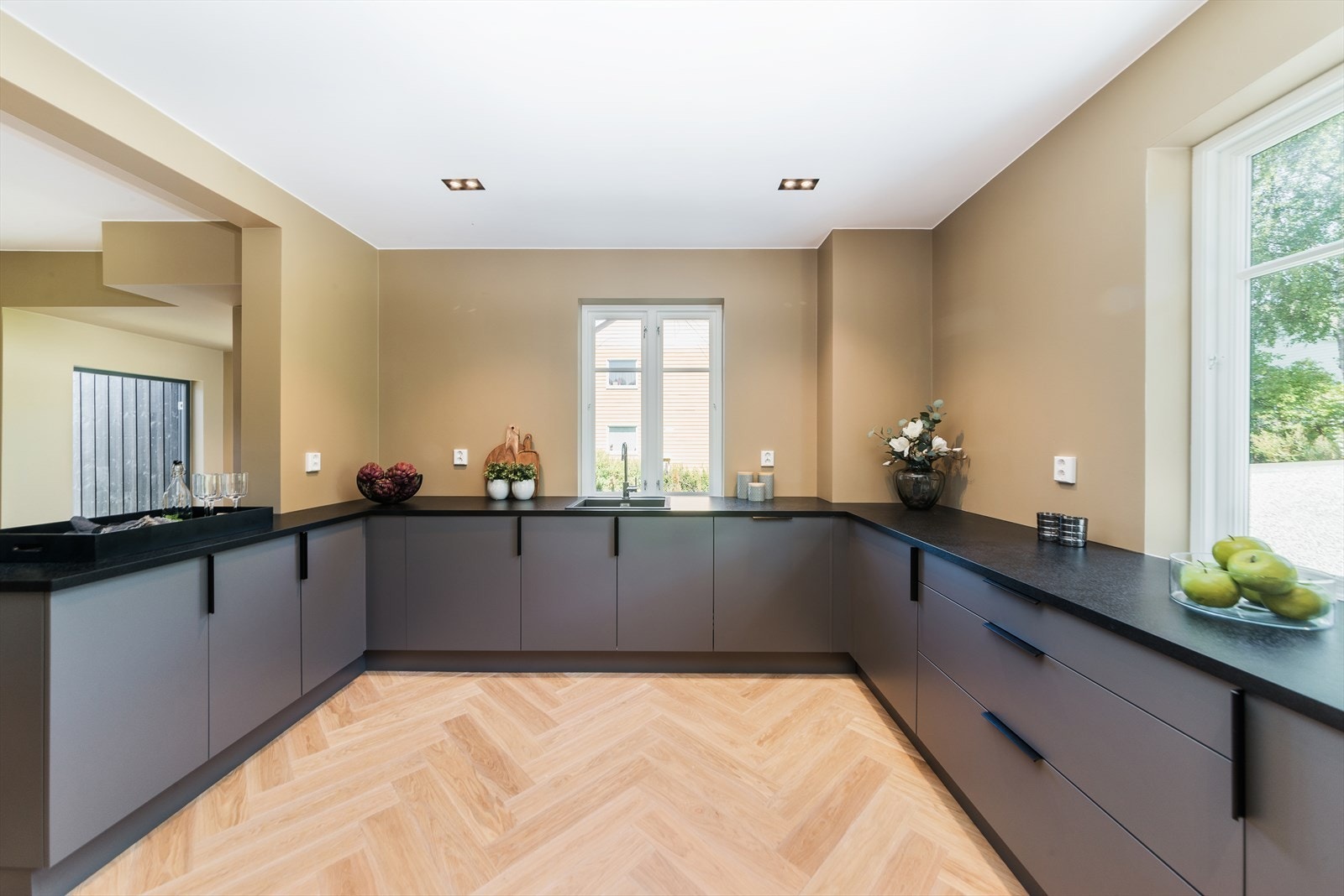 Gode arbeidsforhold med benkeplater på to sider Galleribilde