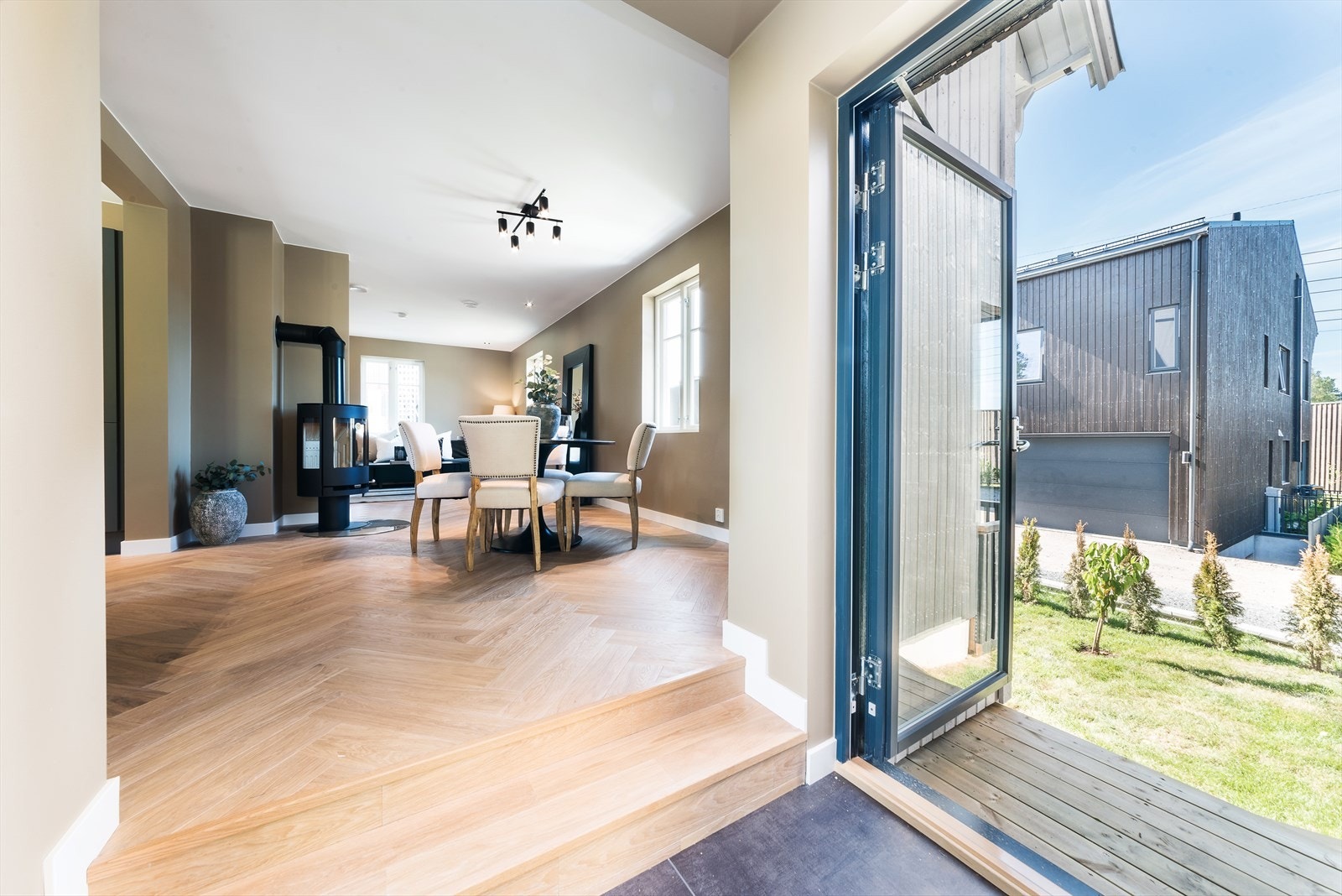 Fra spisestuen har du praktisk adkomst til hage Galleribilde