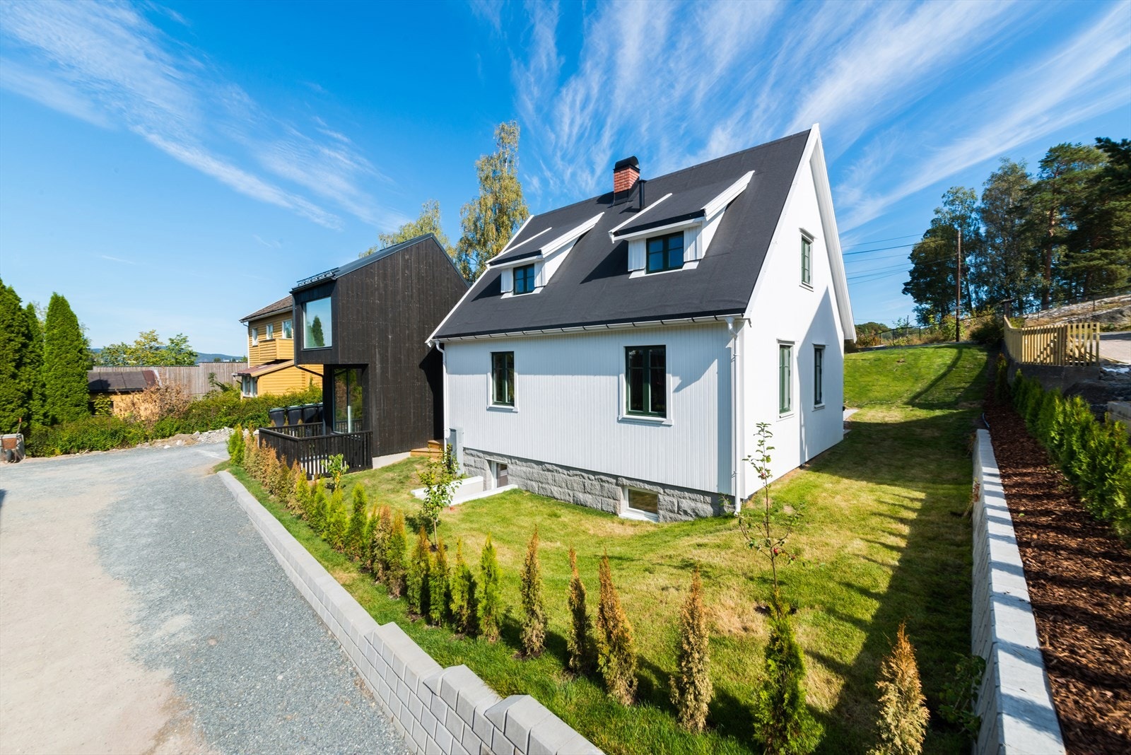 Boligen har en skjermet og god beliggenhet med lite støy og bråk fra trafikken Galleribilde