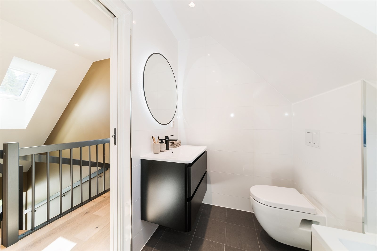 Delikat og flislagt bad fra 2021 med praktisk adkomst fra loftstuen Galleribilde