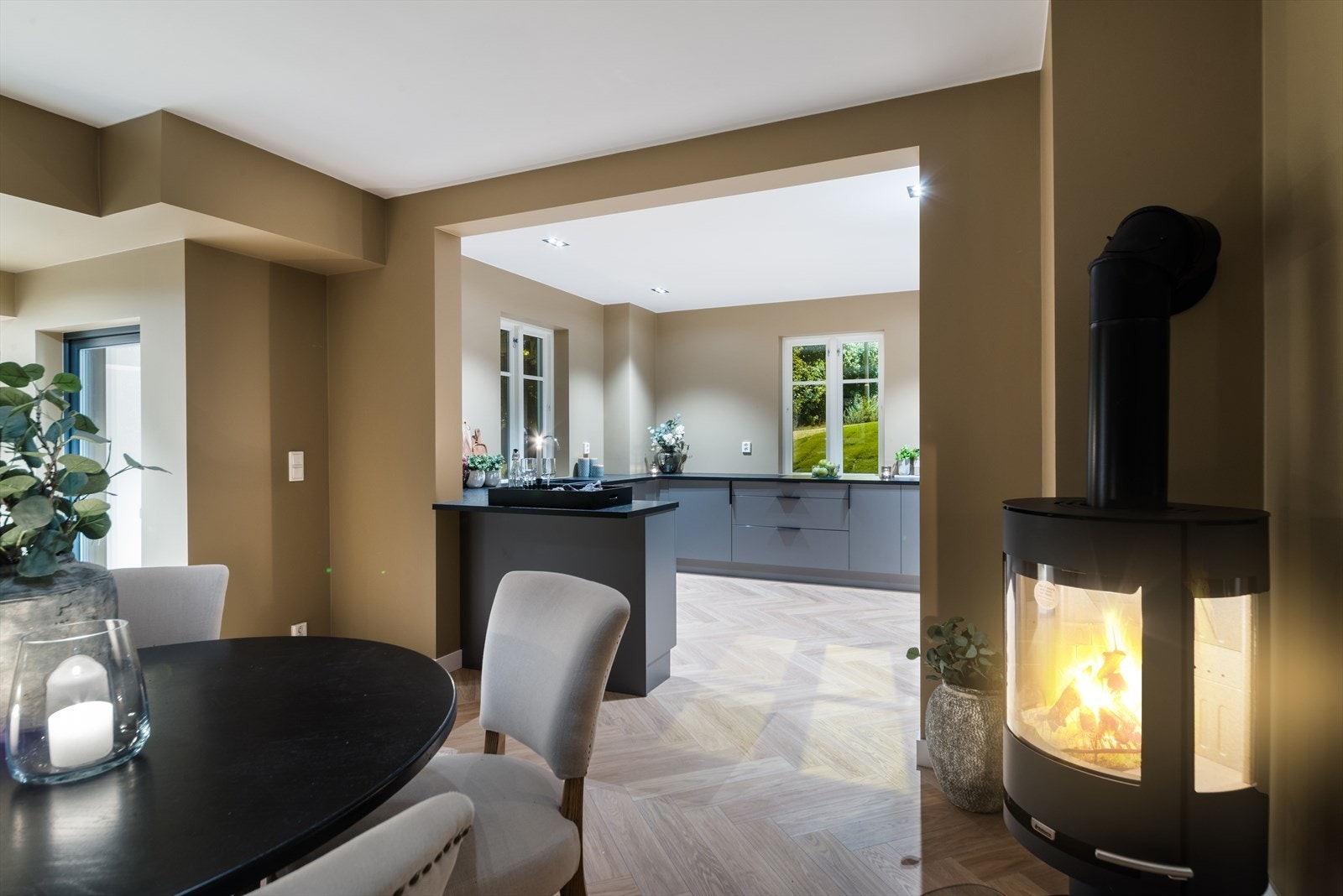 Koselig vedovn som varmer godt under middagen Galleribilde