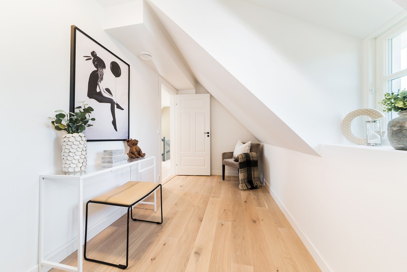 God plass til seng, nattbord og kommode for oppbevaring av klær Galleribilde