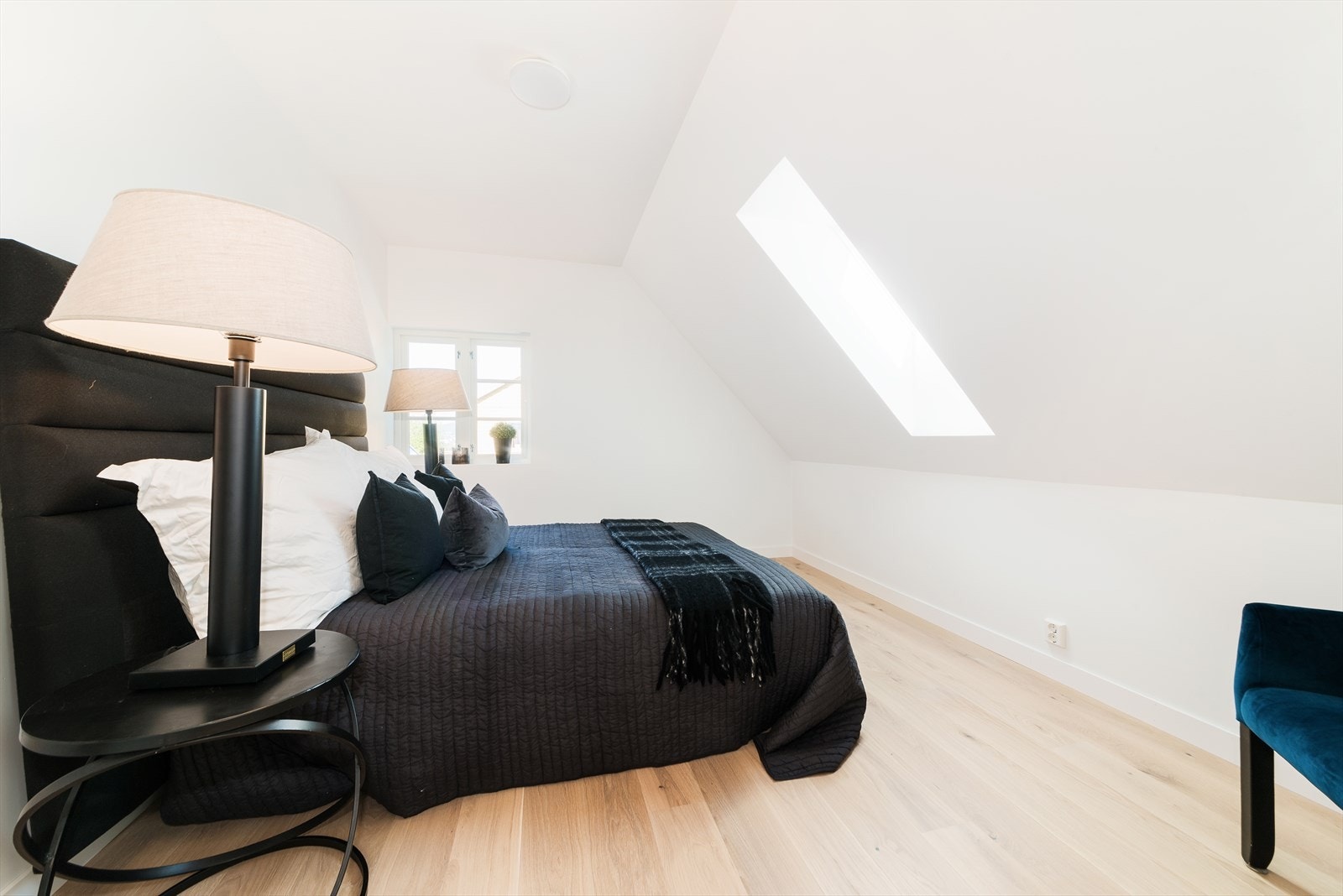 Romslig soverom med god plass til dobbeltseng og nattbord Galleribilde