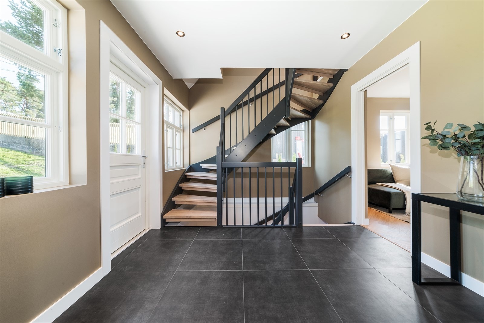 Entré fungerer som husets knutepunkt med videre ankomst til stuen og kjøkkenet Galleribilde