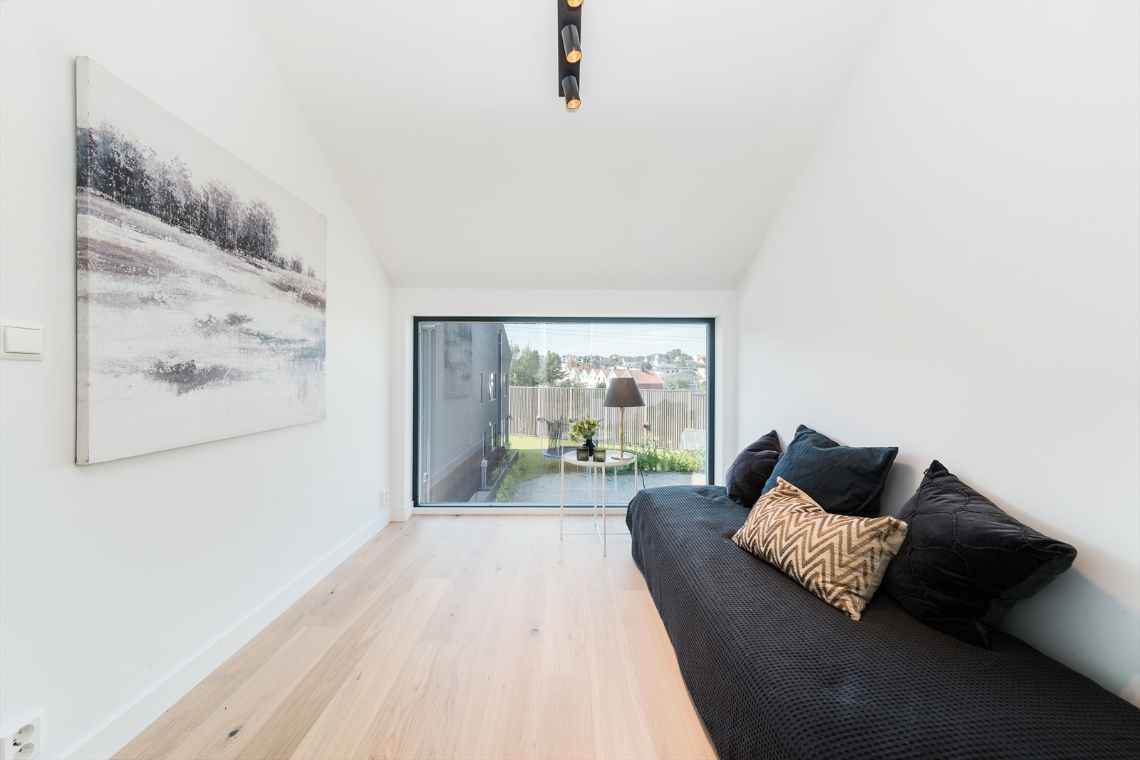 Del av hybel. Loftsetasje med gode lysforhold. Galleribilde