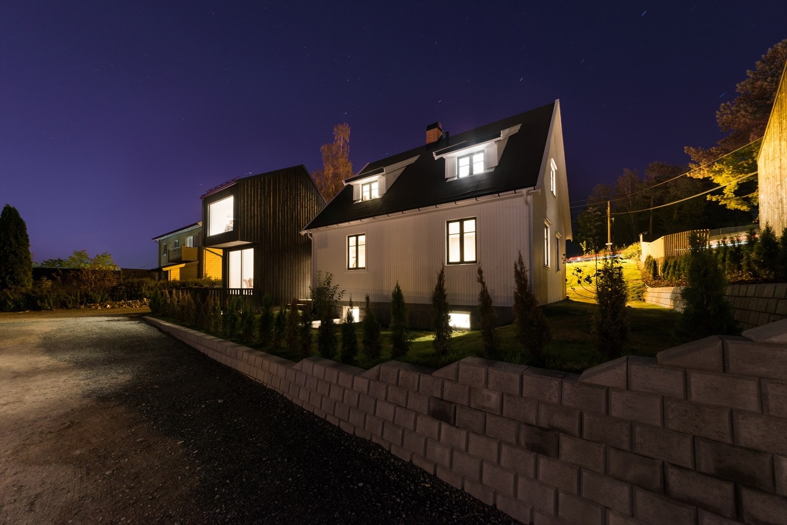 Boligen har tilhørighet til Manglerud barneskole som ligger ca. 900 meter unna. Ungdomsskole på Høyenhall Galleribilde