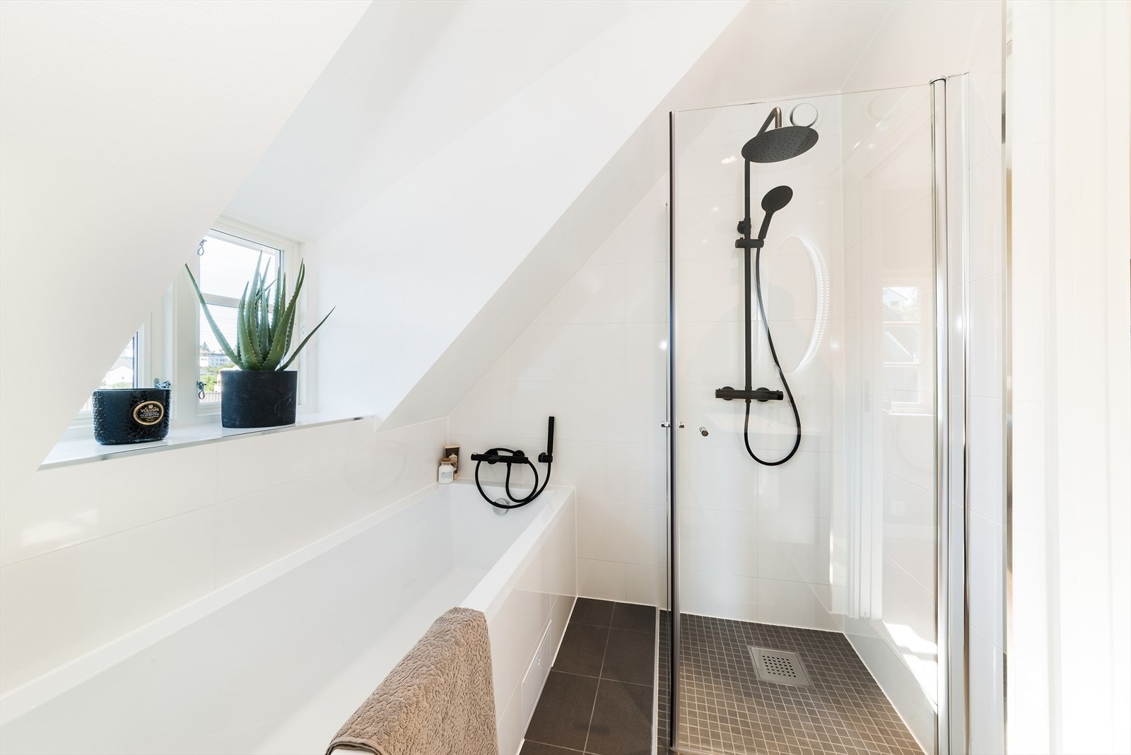 Baderommet inneholder badekar, dusjnisje, wc og servant med innredning Galleribilde