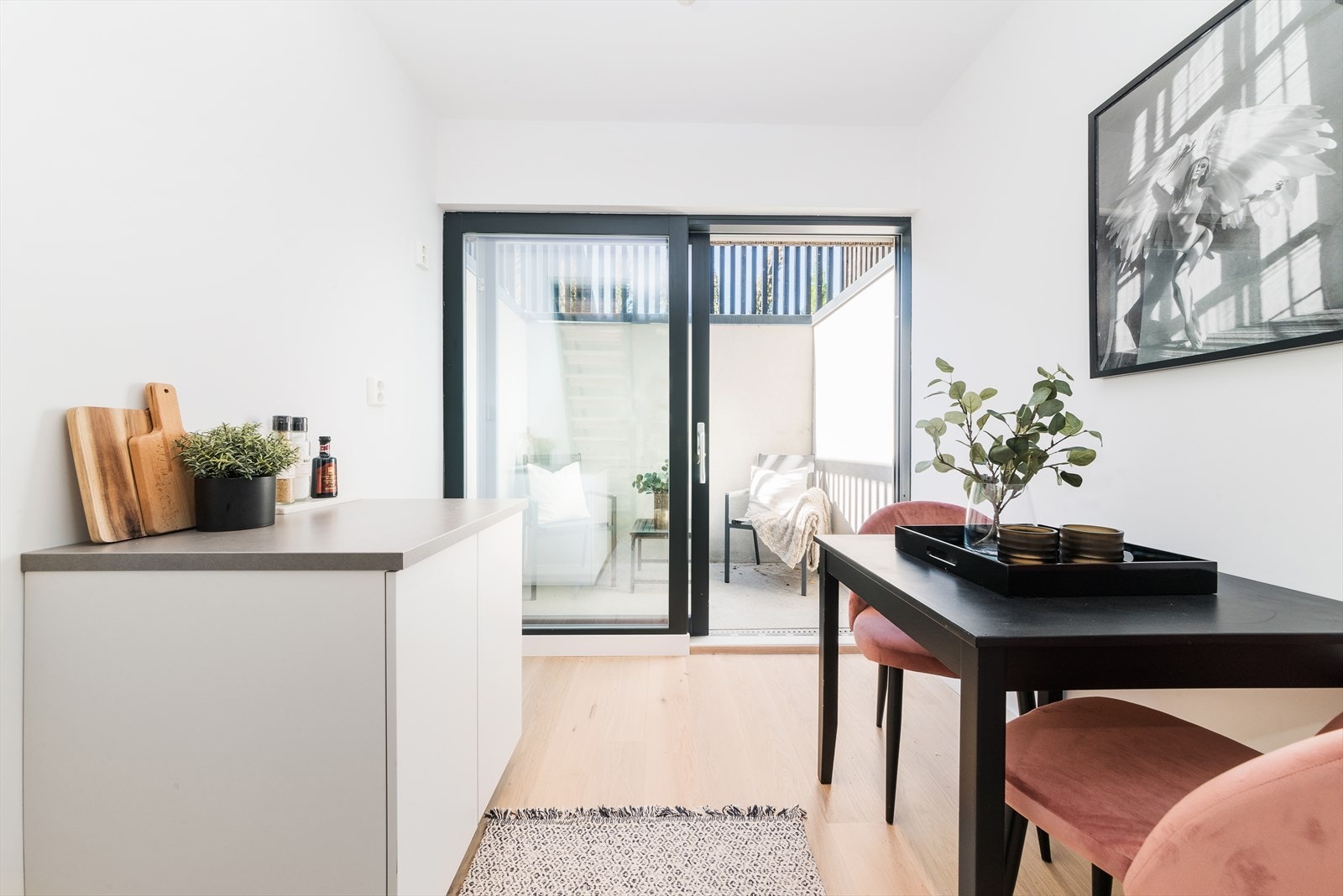 Del av hybel. Utgang til uteplass i underetasjen. Galleribilde