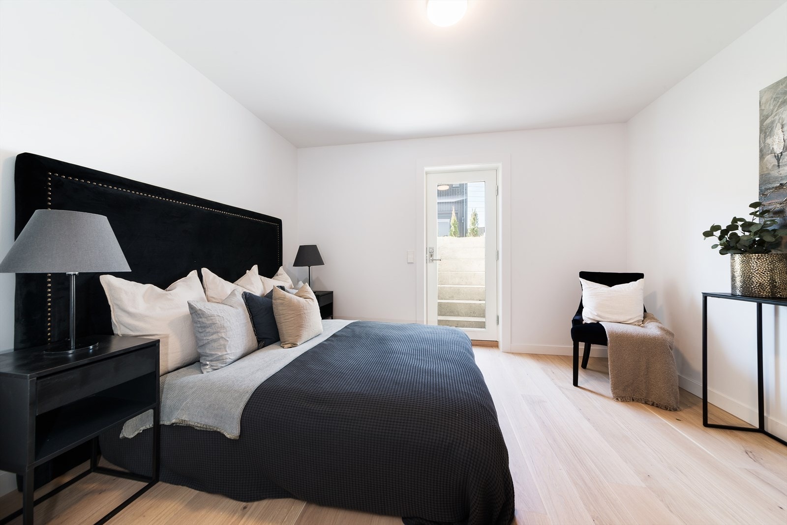 Stort soverom i kjeller med utgang til uteområde Galleribilde