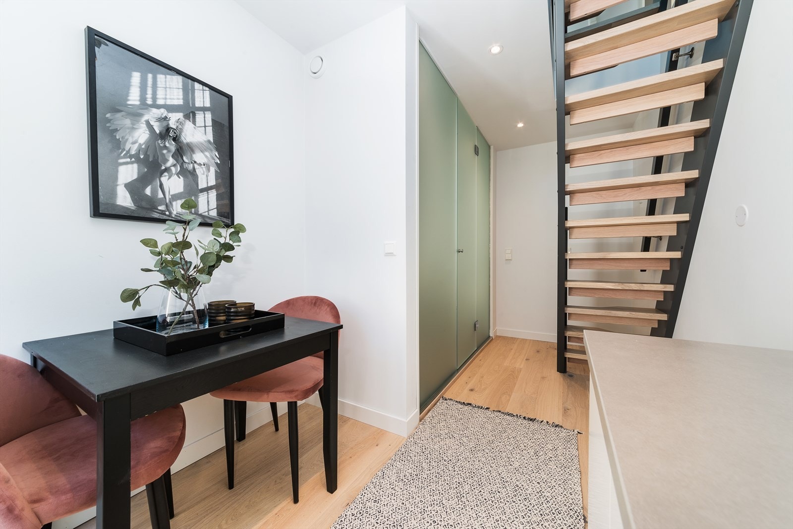 Del av hybel. Underetasje. Bad bak glassdørene. Galleribilde