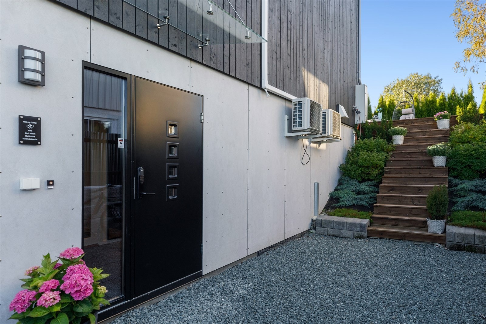 Pent inngangsparti med trapp (Møre royal) opp til vestvendt uteplass.
Yale doorman v2 dørlåser på alle ytterdører med tilkobling til alarm. Galleribilde