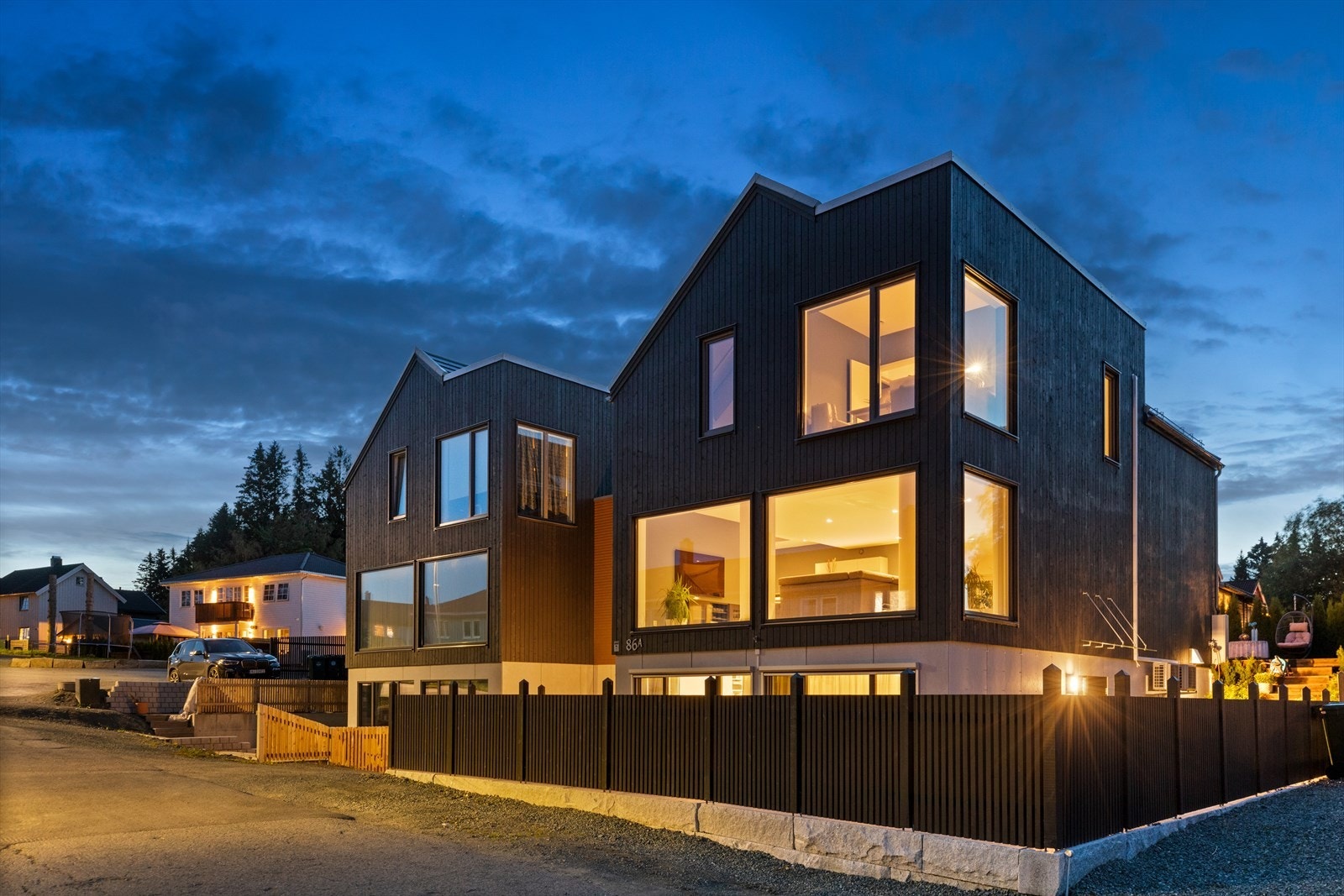 Zip-screen solskjerming montert på noen av vinduene mot øst Galleribilde