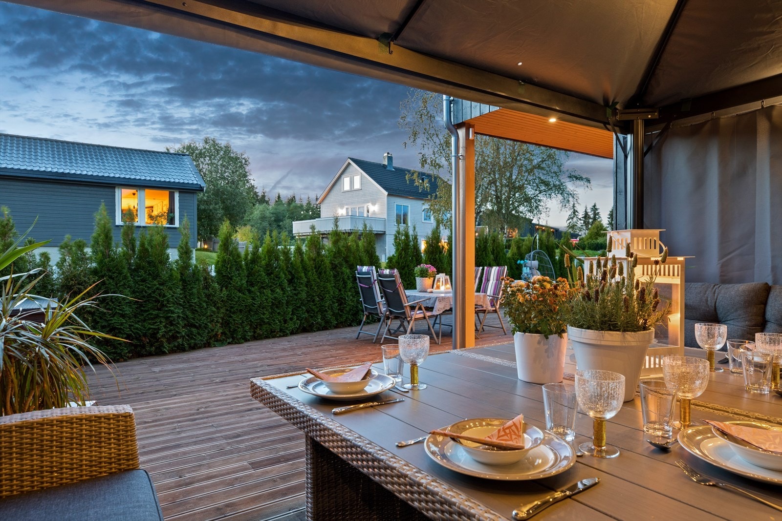 Fin og praktisk paviljong som gir uteplassen høy bruksverdi og forlenger sommerkveldene Galleribilde