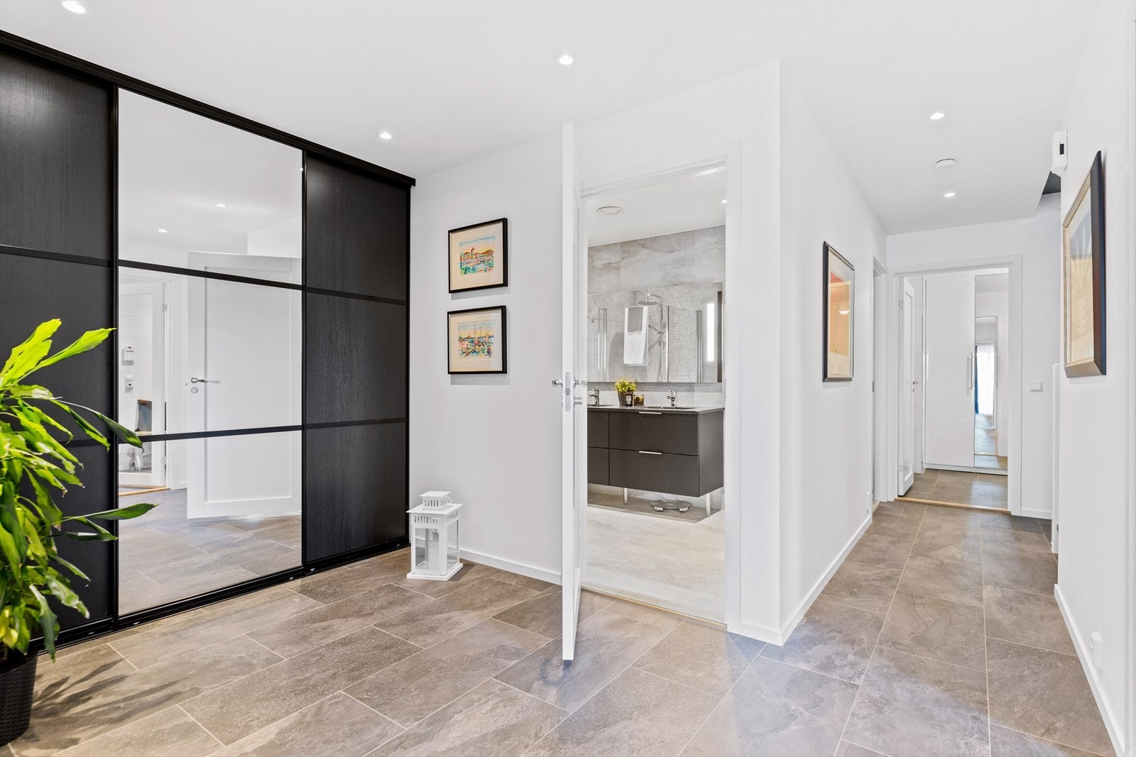 Romslig "hall" på 17 kvm. med gulvvarme. Galleribilde