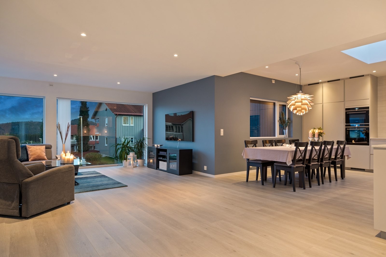 Hovedetasjen har store vindusflater og god takhøyde som gir en fantastisk romfølelse. (stue på 57 kvm). Gulvvarme i hele etasjen. Galleribilde