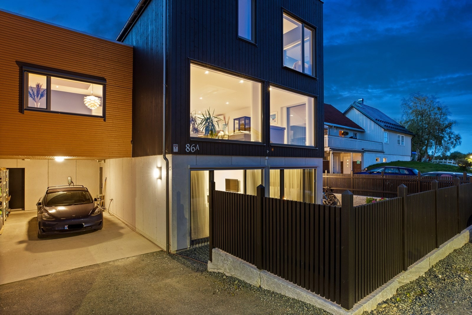 Carport med sportsbord og egen inngang til boligen via bod/tekn.rom. To elbil-ladere på eiendommen. Galleribilde