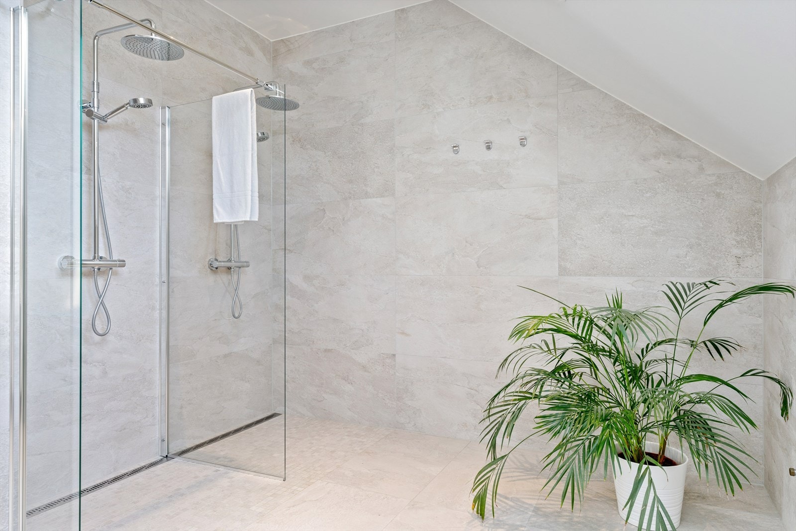 Dobbeldusj og glassvegg gir "spa-følelsen" Galleribilde