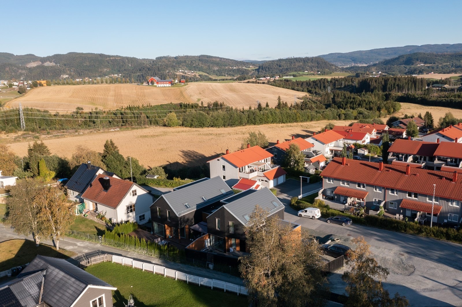 Fra stuen i 1. etasje og loftstuen har man en flott utsikt mot øst Galleribilde