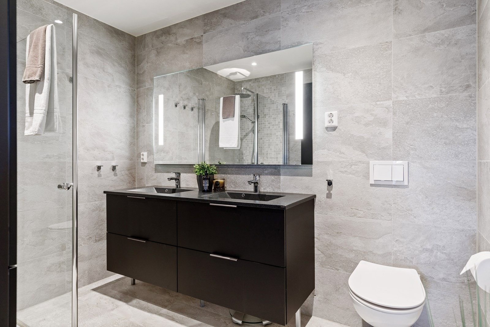 Lekkert bad i underetasjen på 5,6 kvm. Galleribilde