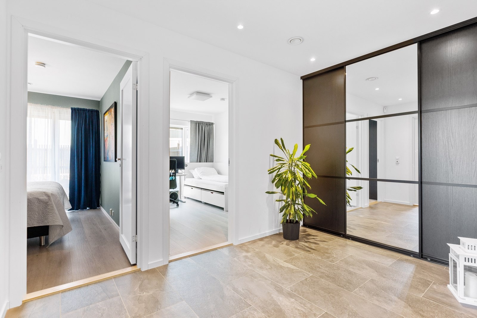 Inngang til to av husets soverom. Alternativt kan det etableres utleiedel med kjøkken der garderoben står i dag. Galleribilde