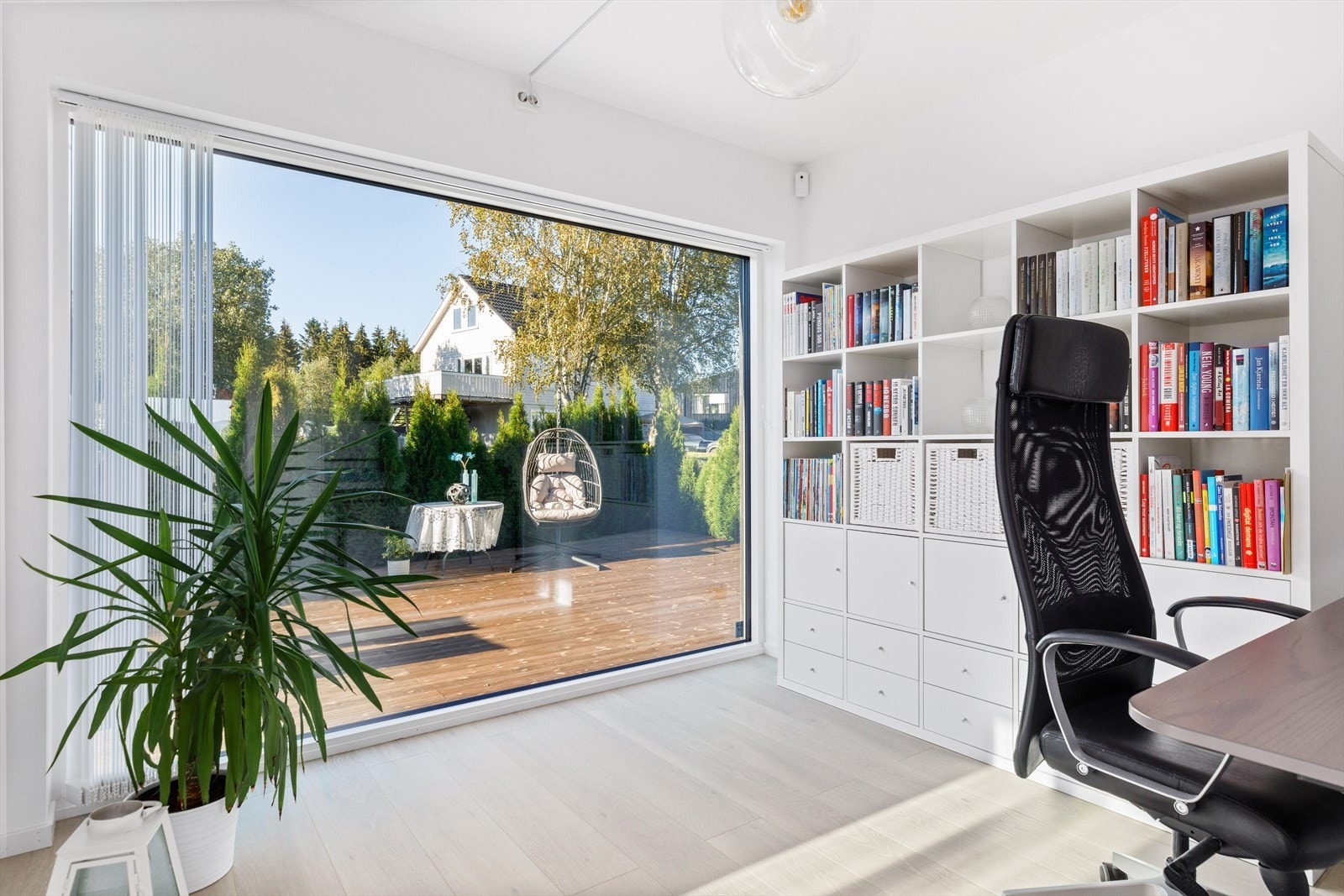 Fin kontorløsning i hovedetasjen med utsyn mot uteplassen Galleribilde